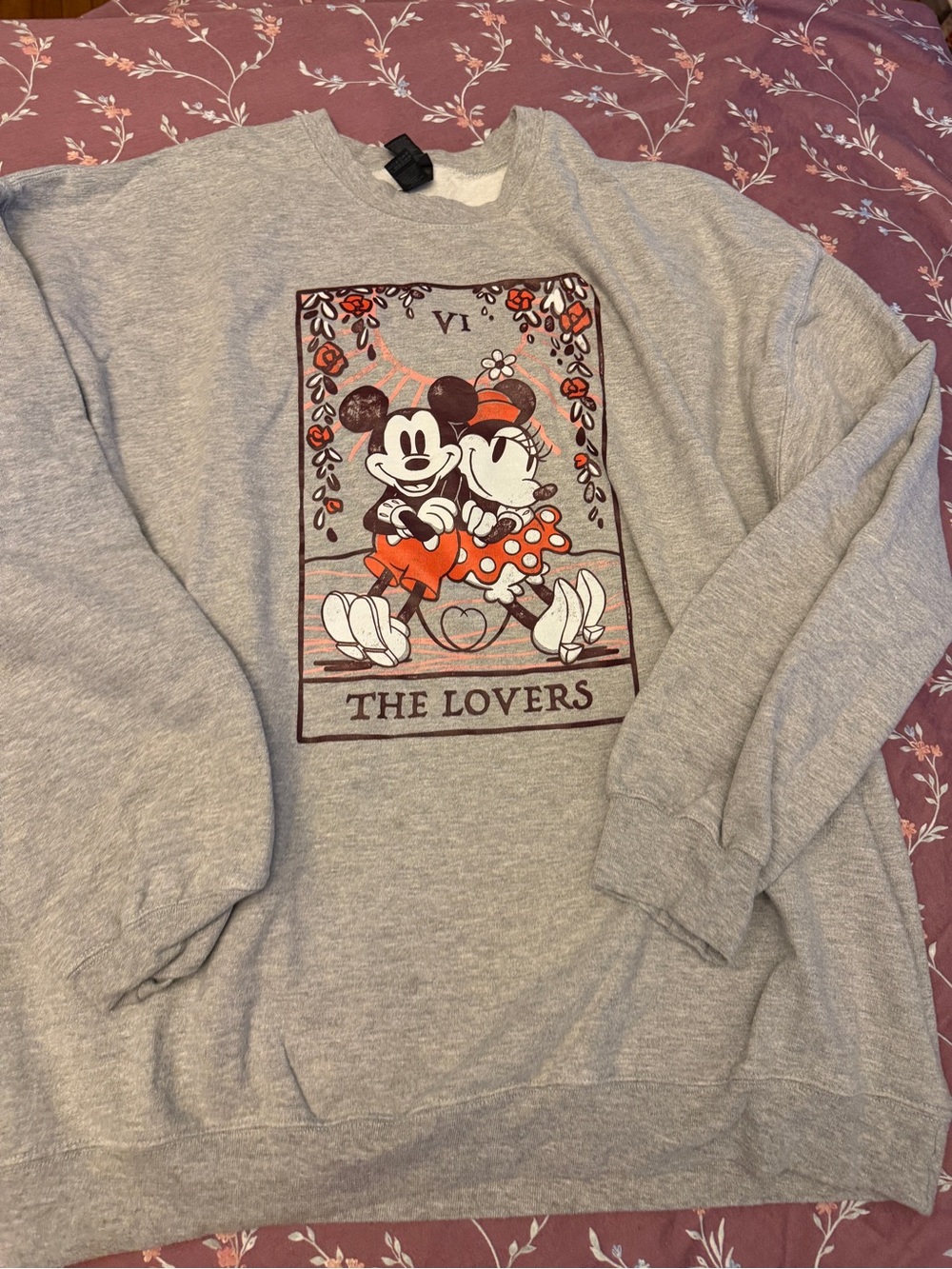 Gildan Gray Crewneck Sweatshirt with Graphic Accent